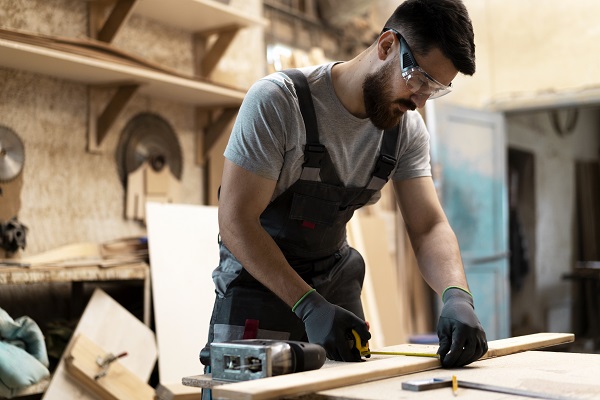 Falegname realizza serramenti in legno lamellare.