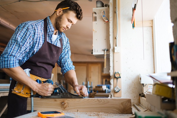Professionista realizza serramenti in legno personalizzati.